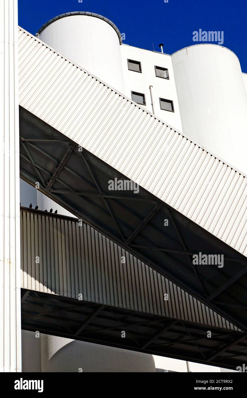 L'Allemagne, en Rhénanie du Nord-Westphalie, Minden, partie de façade et d'un convoyeur d'installations industrielles Banque D'Images