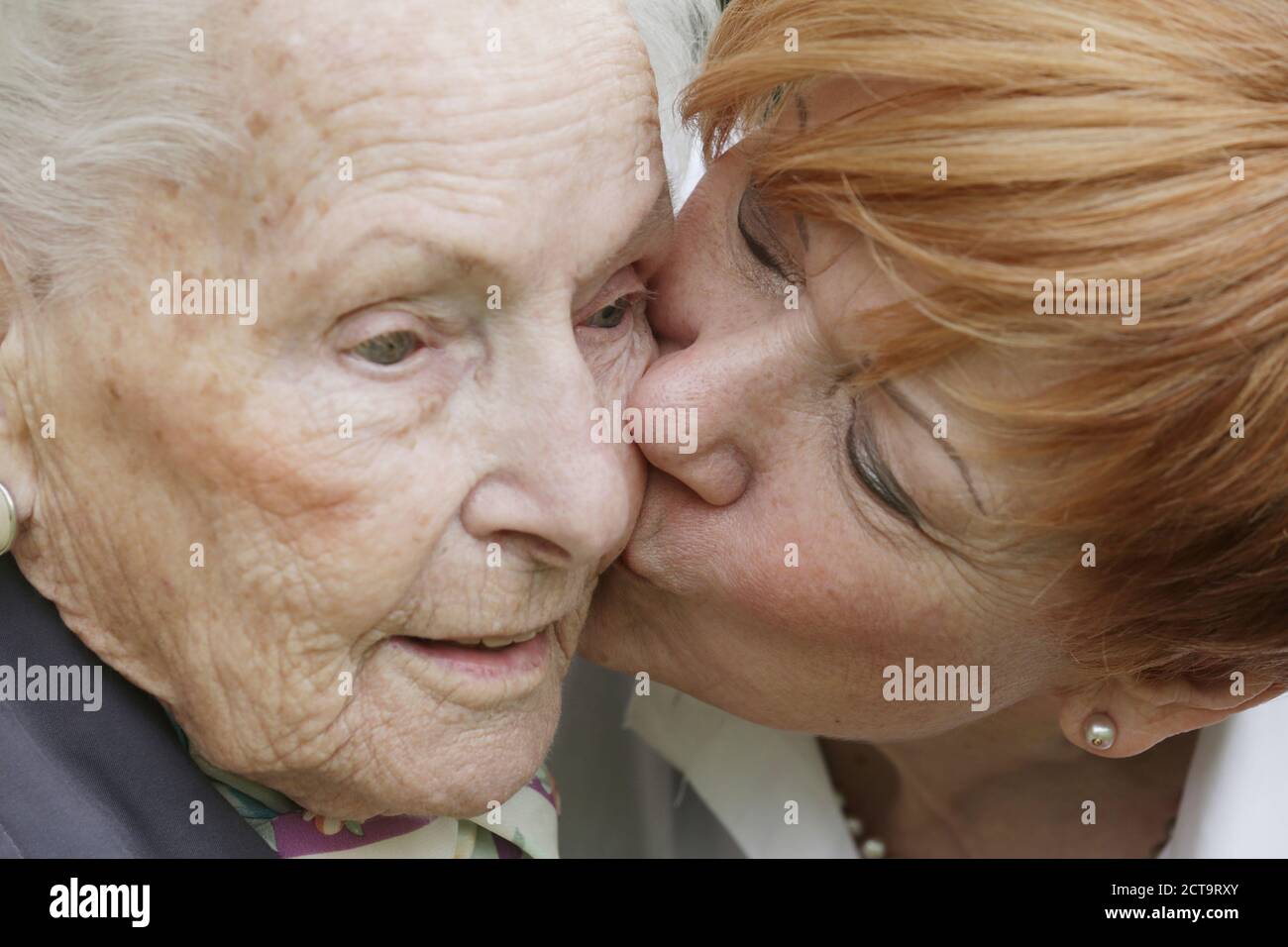 L'Allemagne, en Rhénanie du Nord-Westphalie, Cologne, young woman kissing à senior woman, Close up Banque D'Images