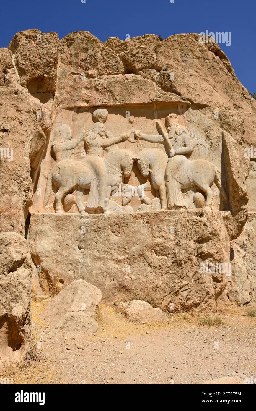L'Iran, Fars, de Naqsh-e Rostam, allégement du roi sassanide Ardaschir I. et dieu Ahura Mazda Banque D'Images