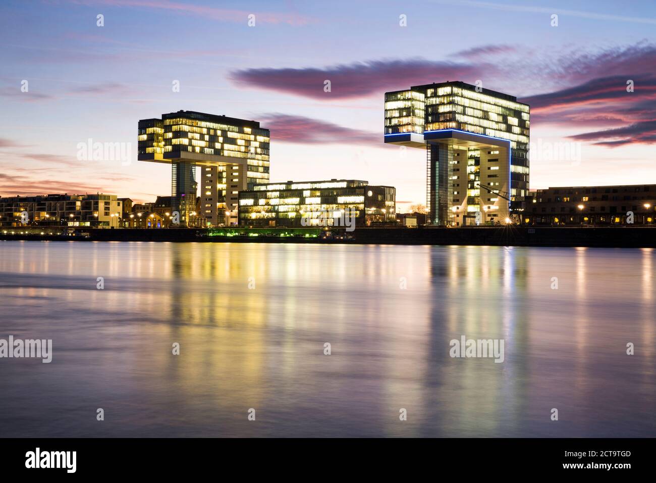 Allemagne, Hambourg, Cologne, Maisons Grue à Rheinau Harbour au crépuscule Banque D'Images
