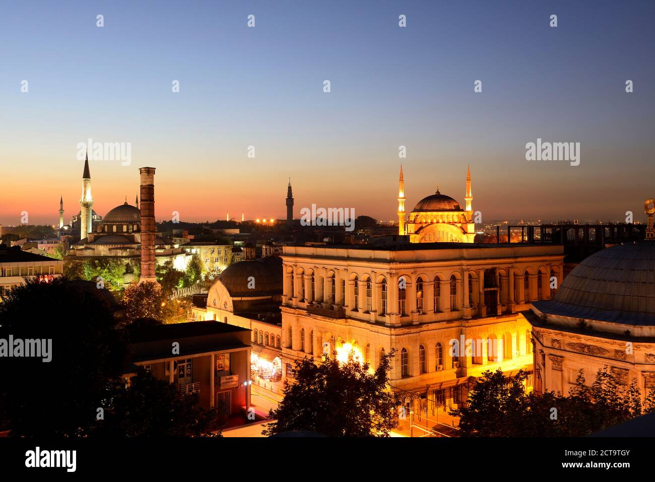 La Turquie, Istanbul, paysage urbain avec colonne de Constantin, Atik Ali Pacha Mosquée Nuruosmaniye Mosquée et Banque D'Images