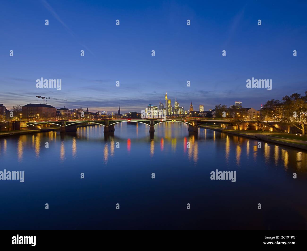 Allemagne, Hesse, Frankfurt am Main, du quartier financier, Ignatz-Bubis-Bridge, ligne d'horizon dans la soirée Banque D'Images