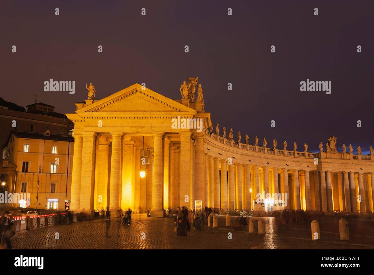 Italie, Rome, Arcade sur St Peters Square dans la soirée Banque D'Images