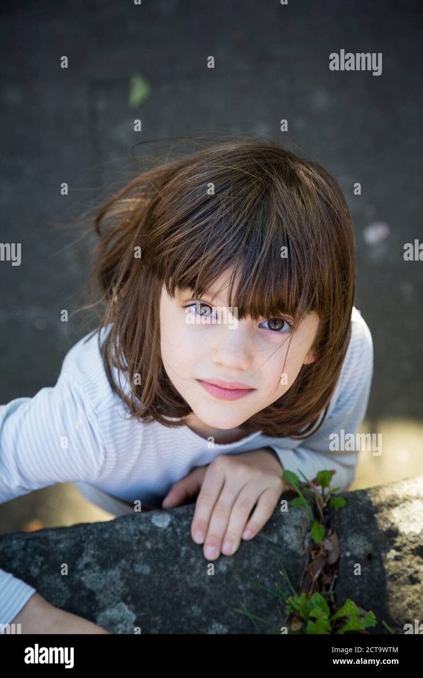 Portrait de petite fille sur un mur d'escalade Banque D'Images