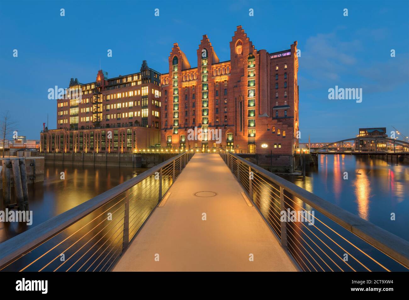 Allemagne, Hambourg, International Maritime Museum à Brooktorhafen après le coucher du soleil Banque D'Images