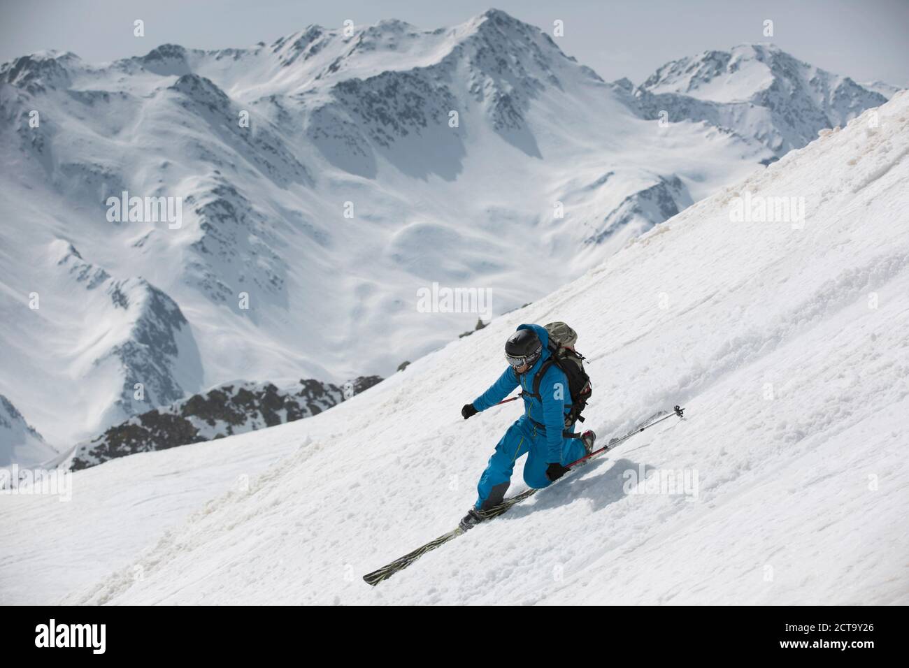 L'Autriche, le Tyrol oriental, Defereggental, Man Ski télémark Banque D'Images