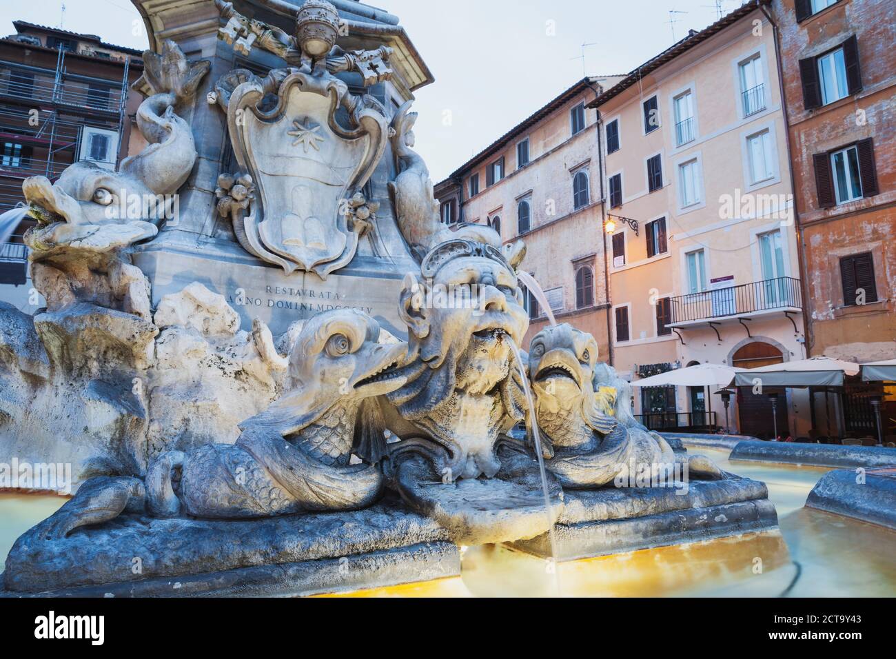 L'Italie, Lazio, Rome, Piazza della Rotonda et fontaine dans la soirée Banque D'Images