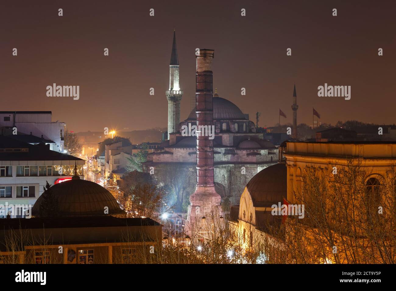 La Turquie, Istanbul, colonne de Constantin et Atik Ali Pacha Mosquée de nuit Banque D'Images