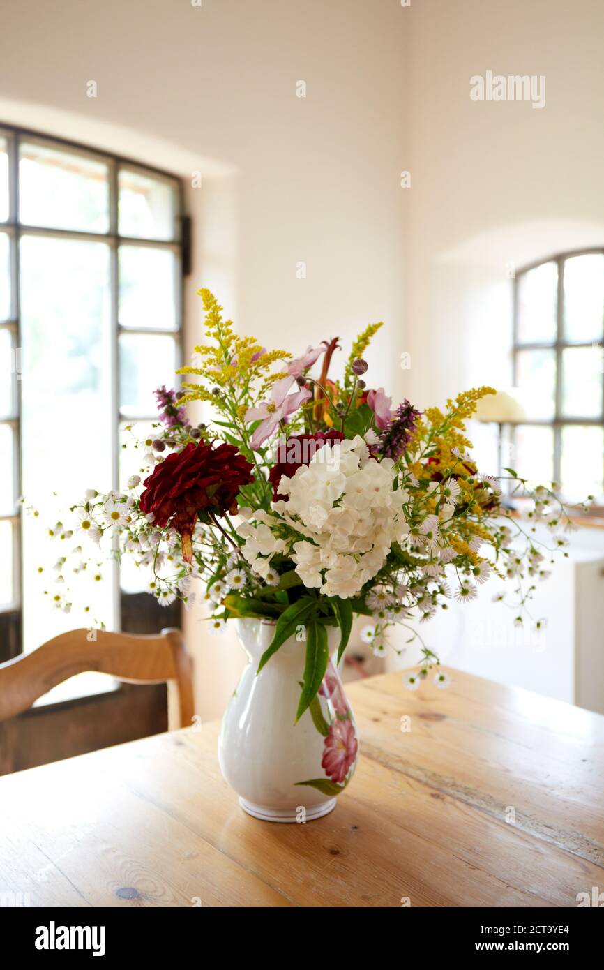 Allemagne, vase à fleurs sur table Banque D'Images