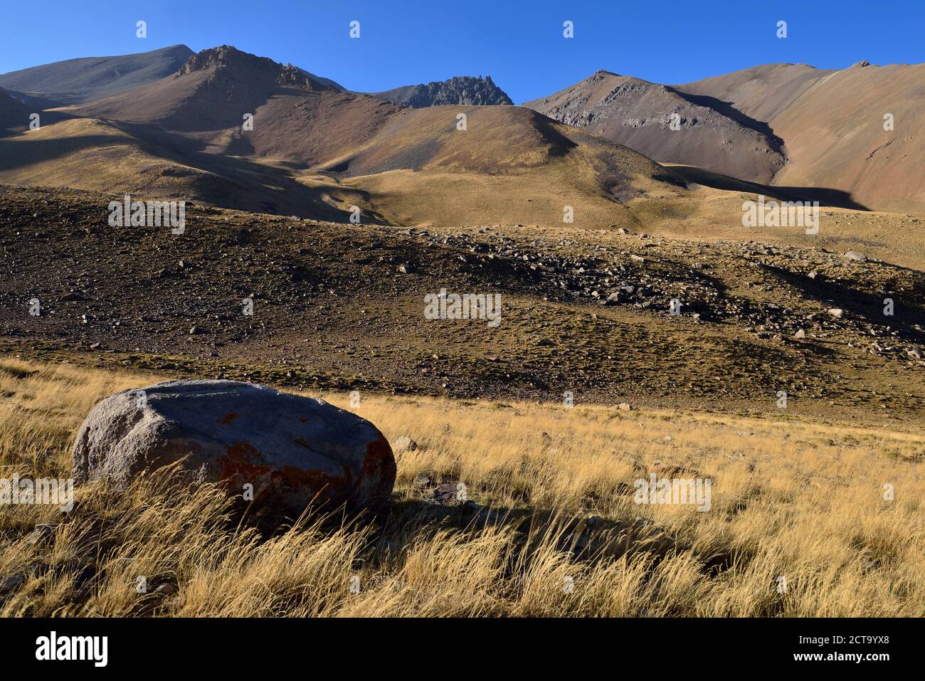 L'Iran, province de Mazandaran, montagnes Alborz, vue sur plateau Hezarsham vers Takht-e Massif de Suleyman Banque D'Images