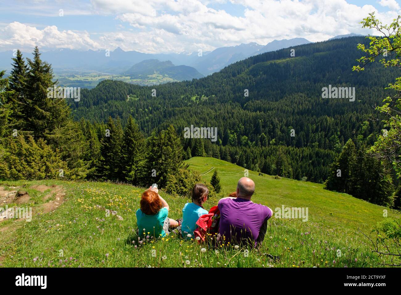 Allemagne, Bavière, Allgaeu, les randonneurs se reposant à l'Kappeler Alp Banque D'Images