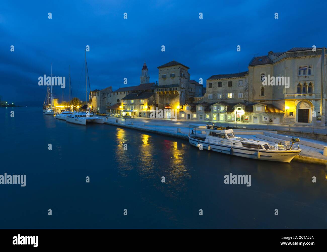 Croatie, Trogir, vieille ville, promenade Riva et Palazzo Banque D'Images
