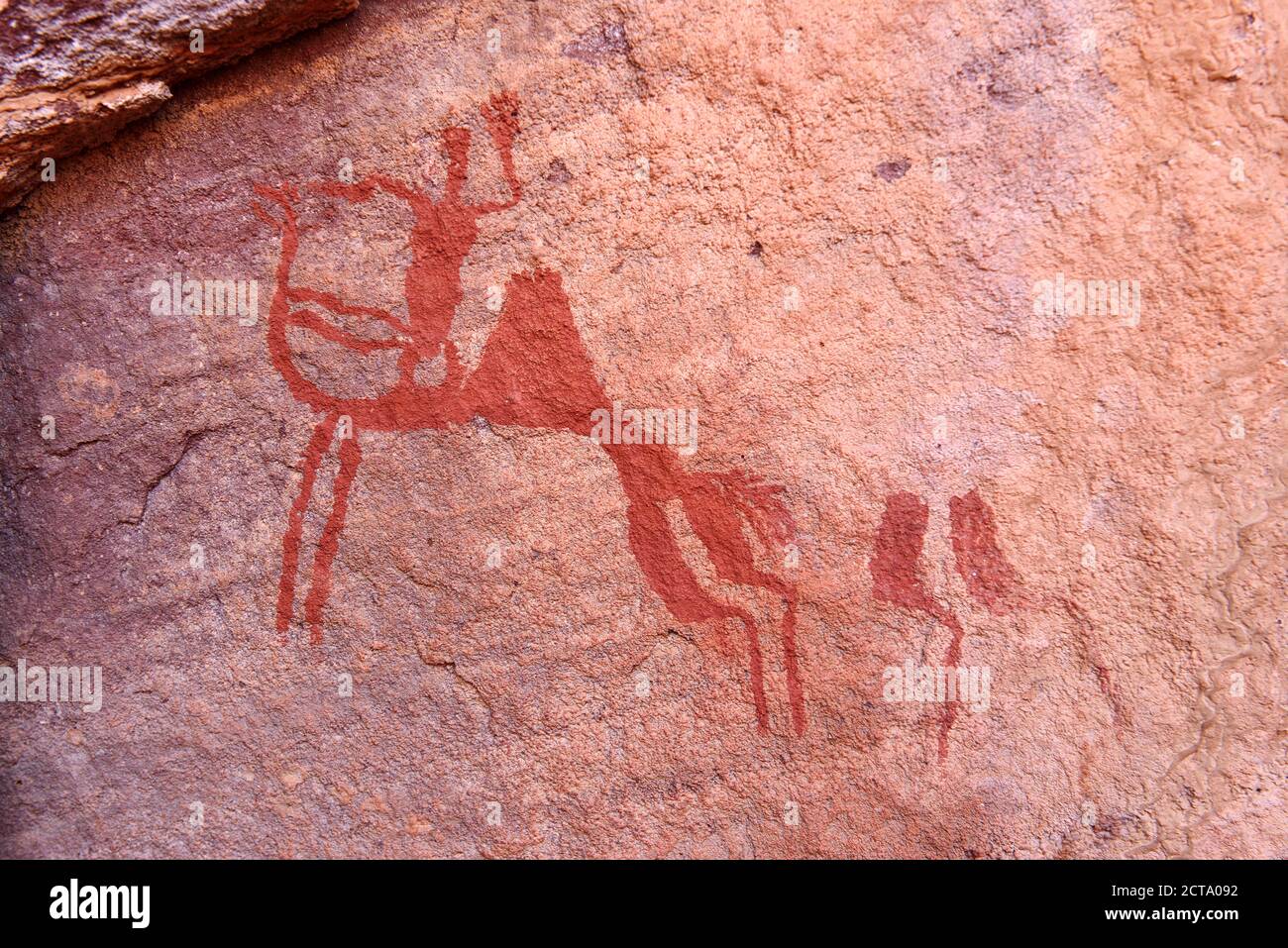 L'Afrique du Nord, Sahara, Algérie, Tassili N'Ajjer, Tadrart, Parc National de l'art rupestre néolithique, peinture rupestre d'un chameau avec rider Banque D'Images