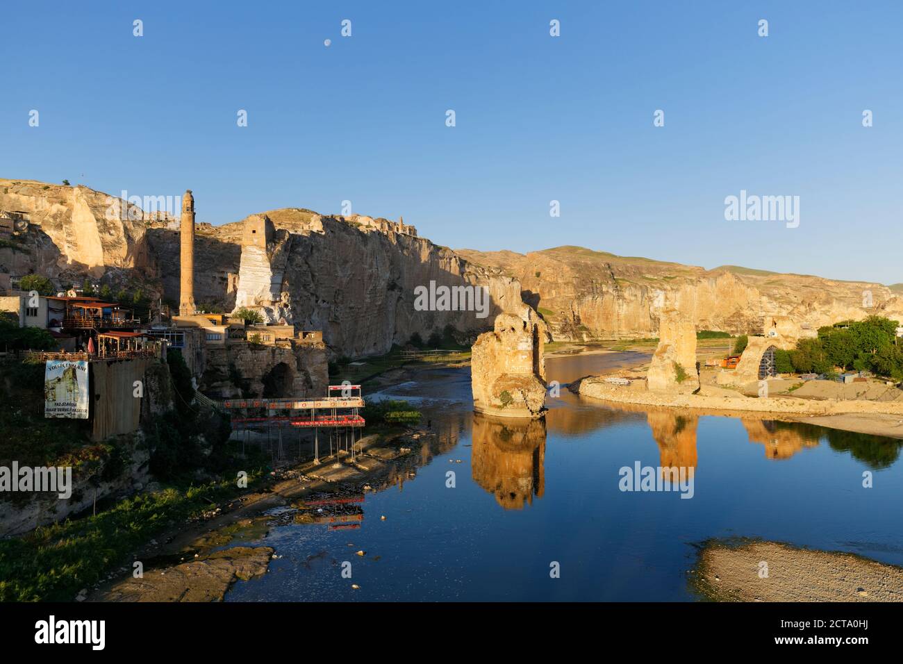 La Turquie, l'Anatolie, Hasankeyf, minaret de la mosquée El Rizk à Tigre Banque D'Images