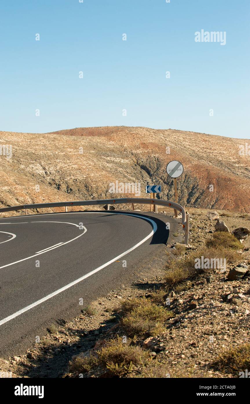 Espagne, Fuerteventura, Sotavento, courbe de la route à mountainscape Banque D'Images