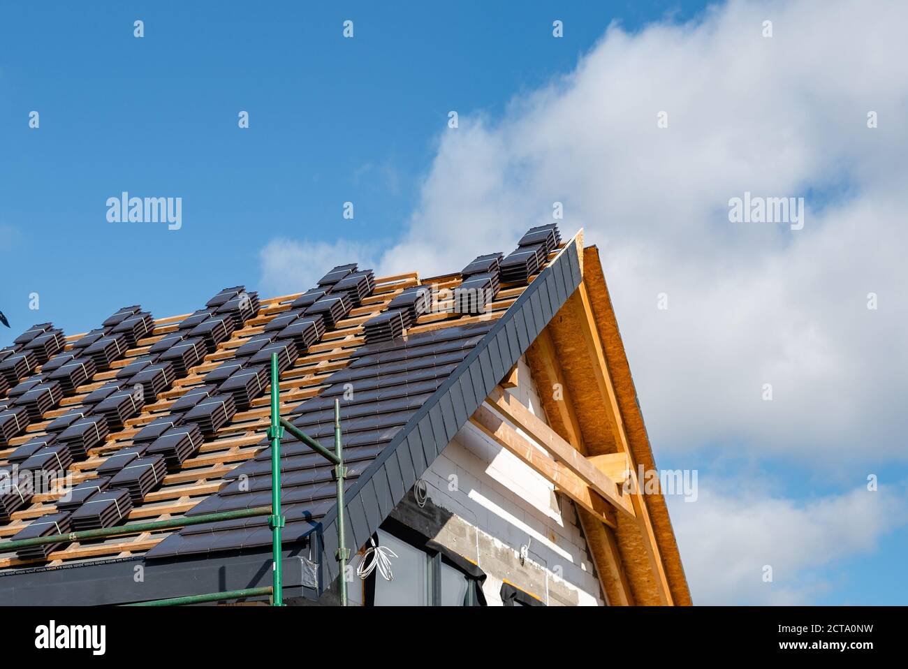carrelage sur le toit d'une maison unifamiliale Banque D'Images carrelage sur le toit d'une maison unifamiliale Banque D'Images