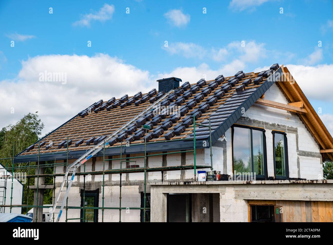 carrelage sur le toit d'une maison unifamiliale Banque D'Images carrelage sur le toit d'une maison unifamiliale Banque D'Images