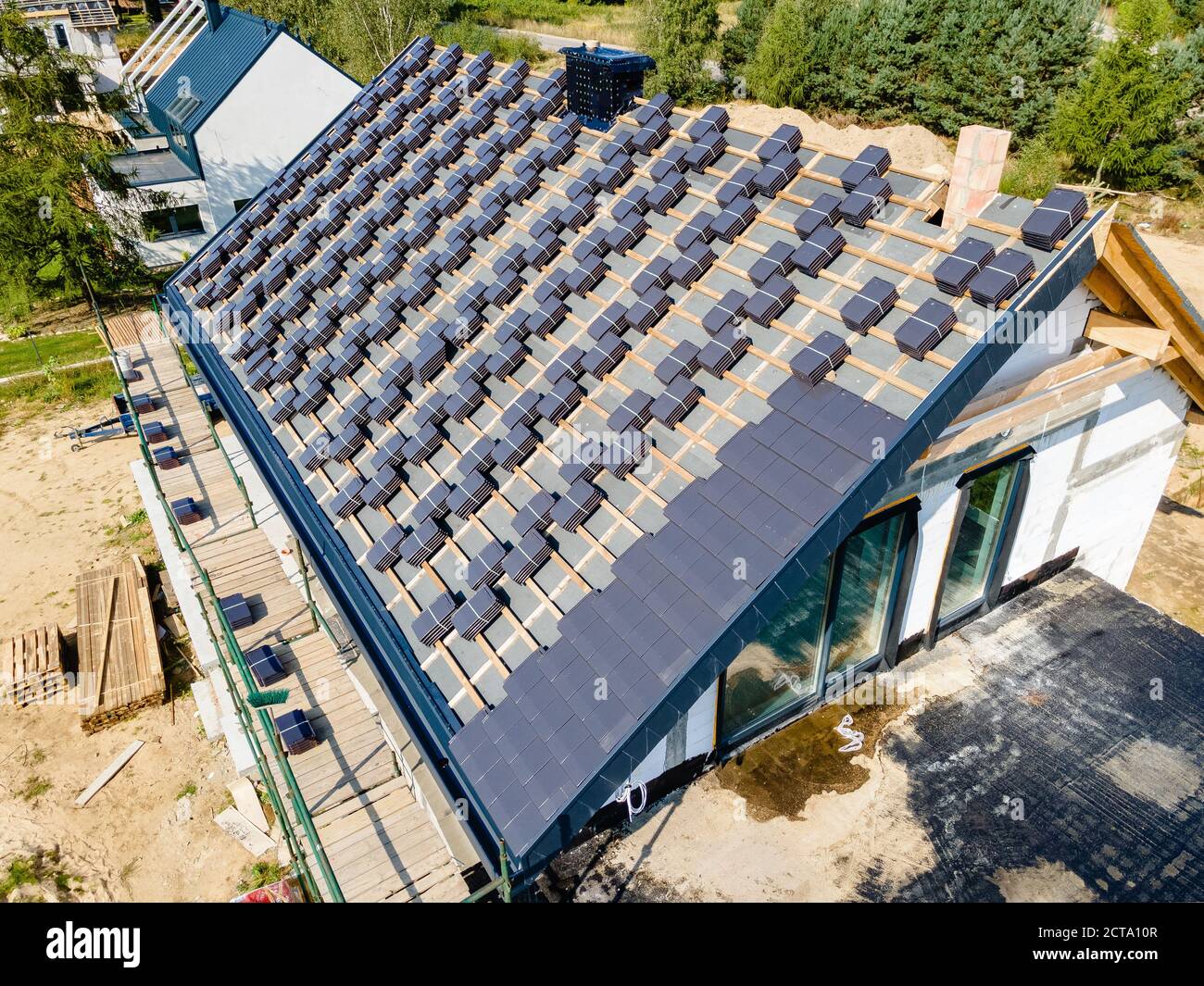 carrelage sur le toit d'une maison unifamiliale Banque D'Images carrelage sur le toit d'une maison unifamiliale Banque D'Images