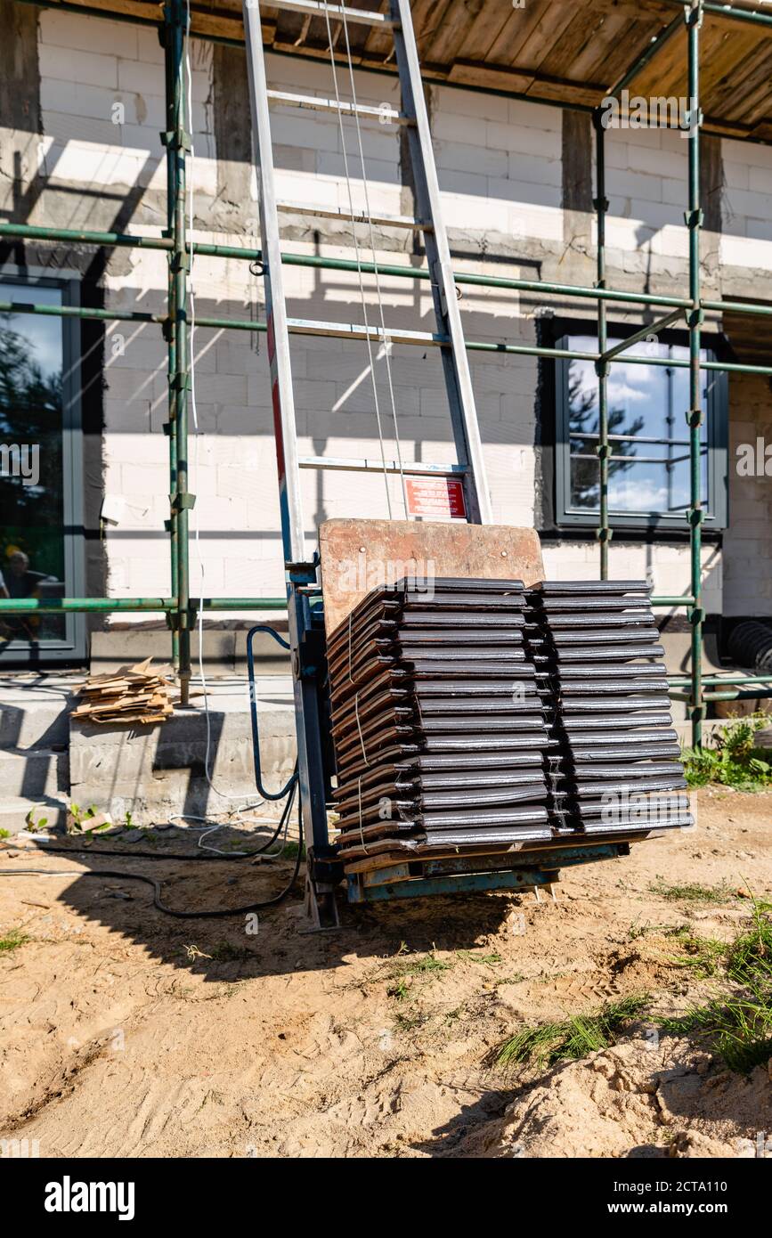 carrelage sur le toit d'une maison unifamiliale Banque D'Images carrelage sur le toit d'une maison unifamiliale Banque D'Images