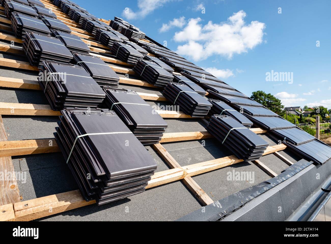 carrelage sur le toit d'une maison unifamiliale Banque D'Images carrelage sur le toit d'une maison unifamiliale Banque D'Images