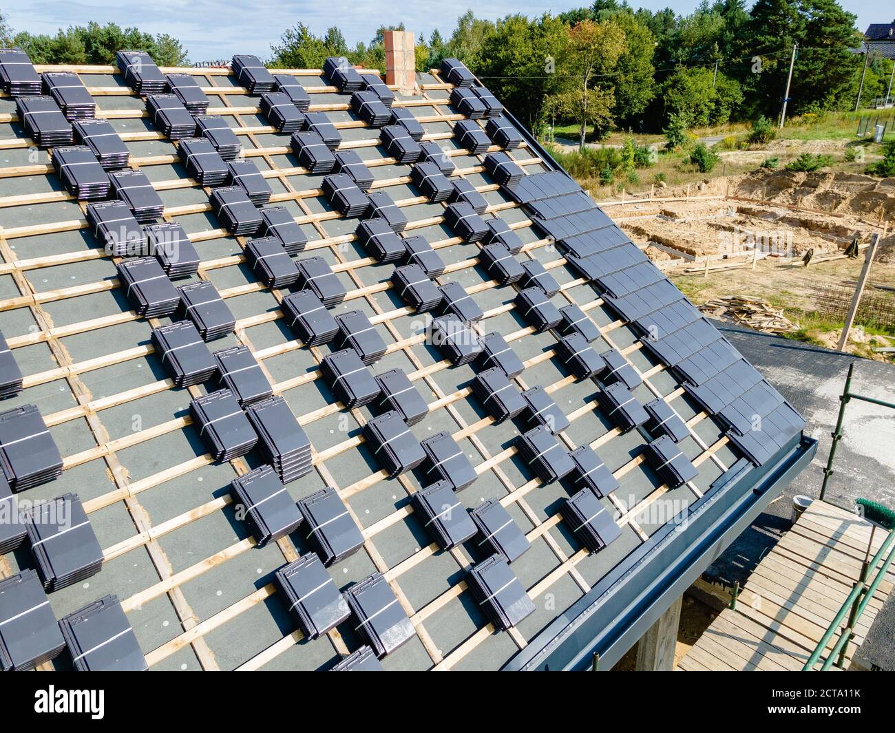carrelage sur le toit d'une maison unifamiliale Banque D'Images carrelage sur le toit d'une maison unifamiliale Banque D'Images
