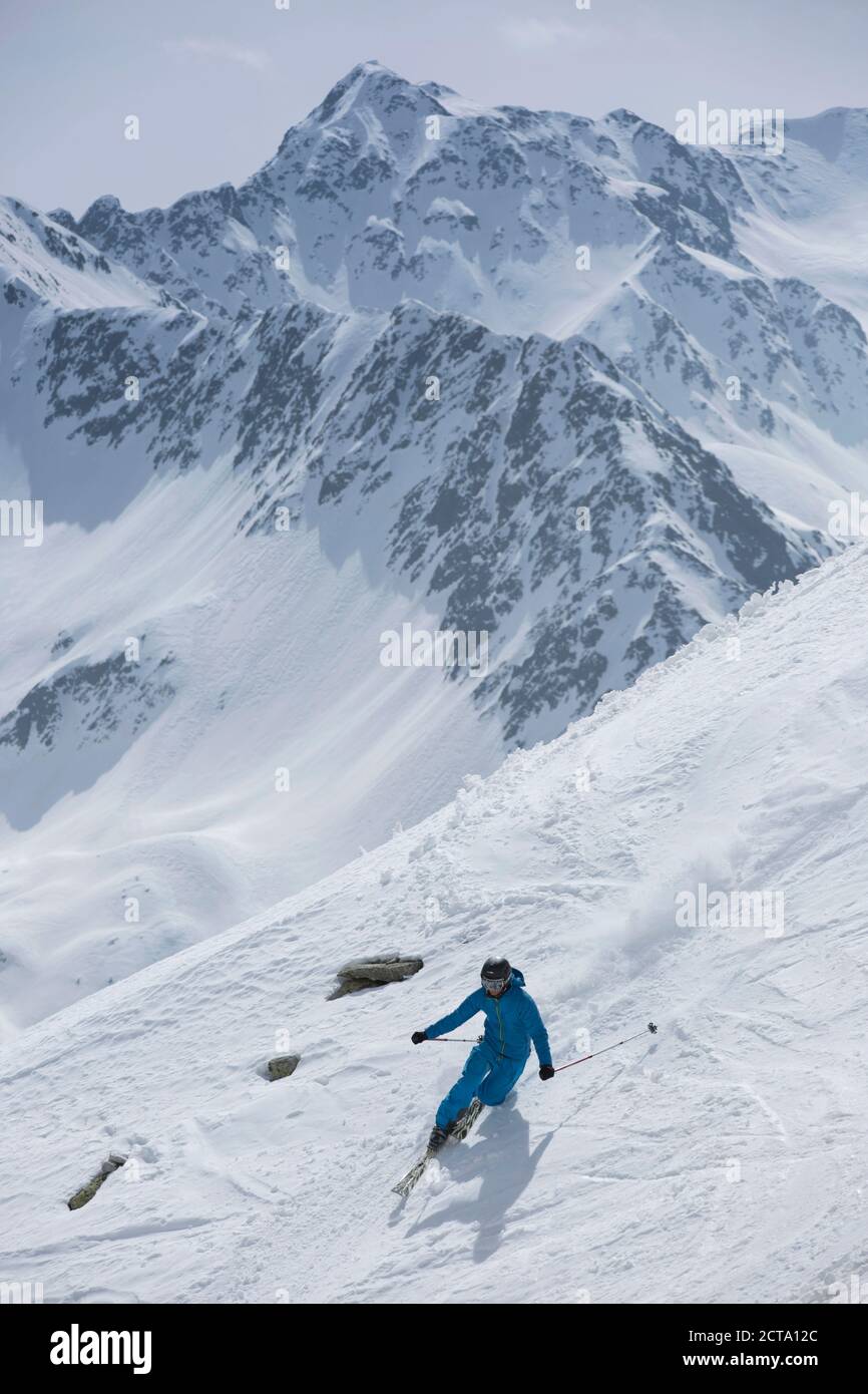 L'Autriche, le Tyrol oriental, Defereggental, Man Ski télémark Banque D'Images