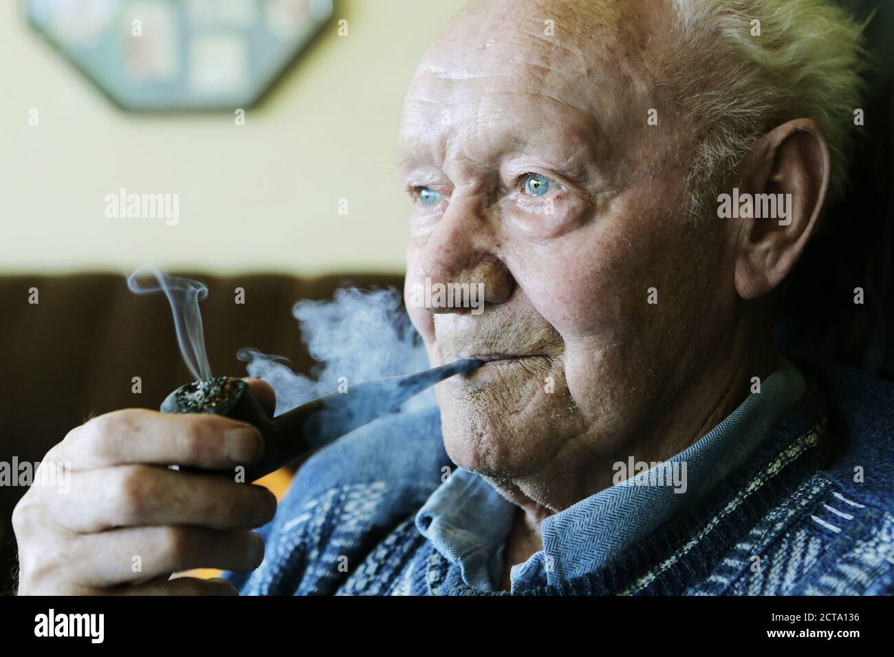Allemagne, Senior man holding pipe et tabac Banque D'Images