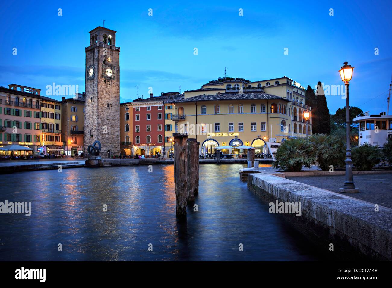 L'Italie, Trentin-Haut-Adige, Riva del Garda, Torre Apponale dans la soirée Banque D'Images