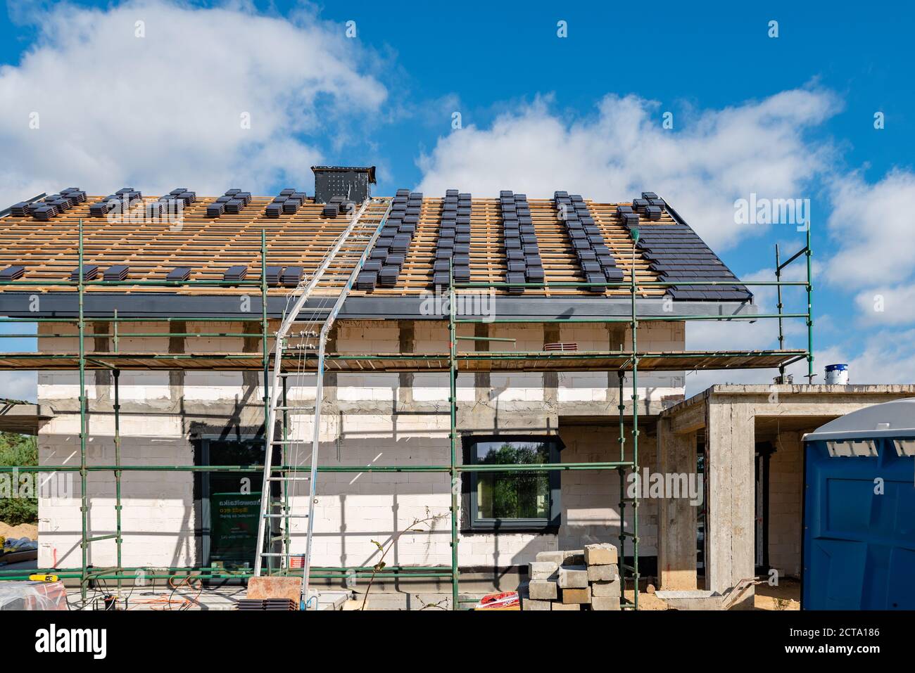 carrelage sur le toit d'une maison unifamiliale Banque D'Images carrelage sur le toit d'une maison unifamiliale Banque D'Images