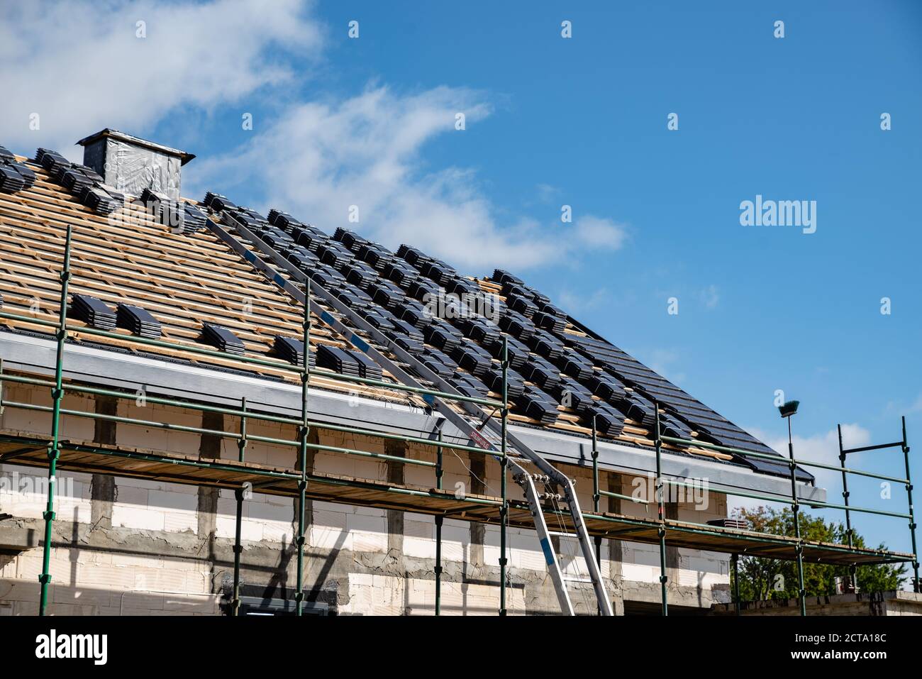 carrelage sur le toit d'une maison unifamiliale Banque D'Images carrelage sur le toit d'une maison unifamiliale Banque D'Images