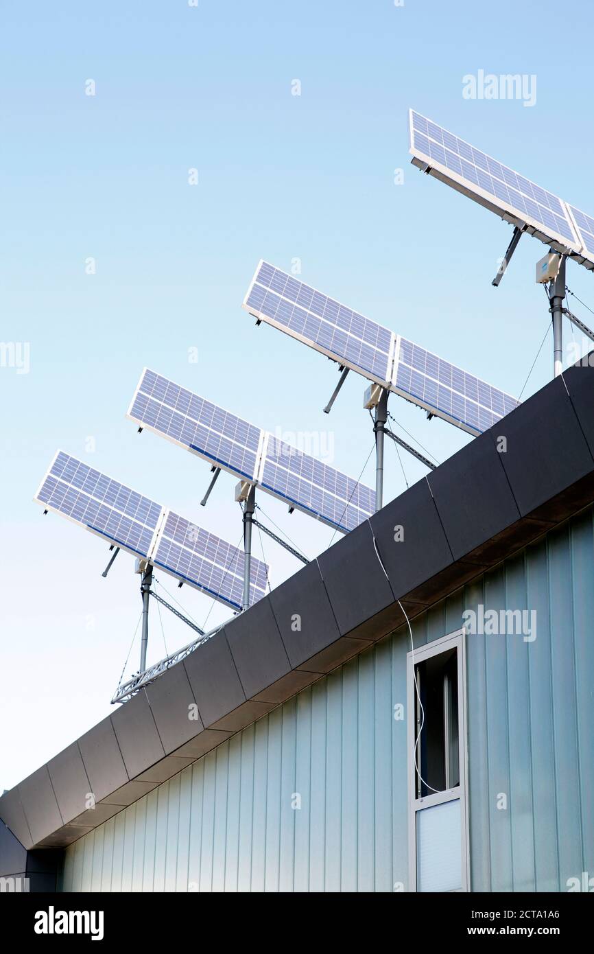 Allemagne, Berlin, Solar Panels on roof top Banque D'Images