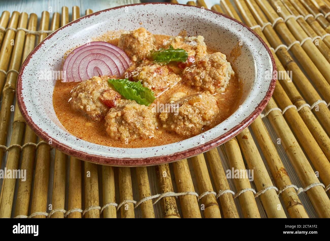 Sciusceddu - soupe de cuisine italienne préparée avec des boulettes de viande et les œufs cassés sont des ingrédients primaires Banque D'Images