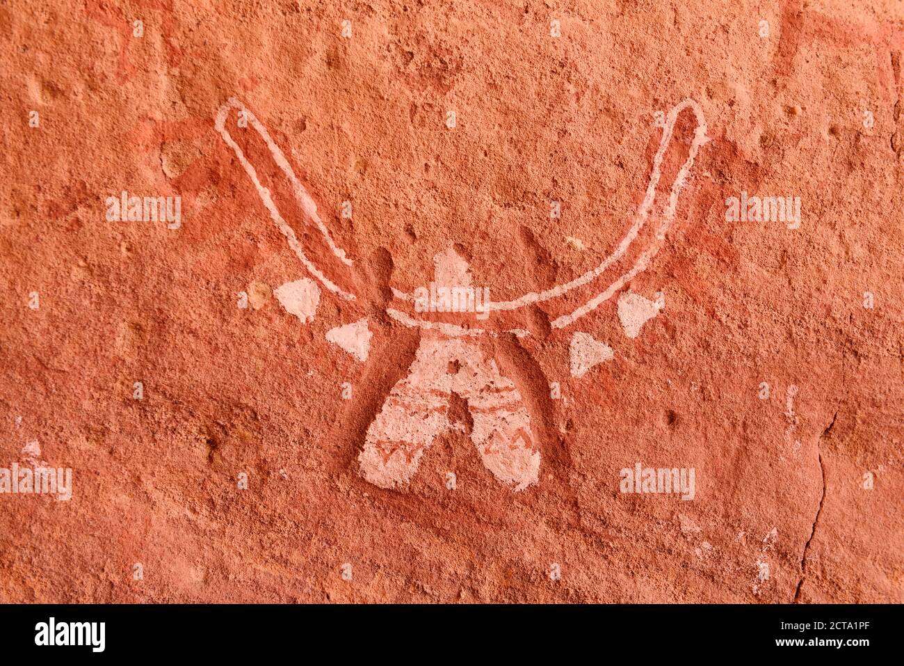 Afrique du Nord, Sahara, Algérie, Parc national de Tassili n'Ajjer, Tadrar, art rupestre néolithique, peinture rock d'une créature semblable à l'aigle Banque D'Images