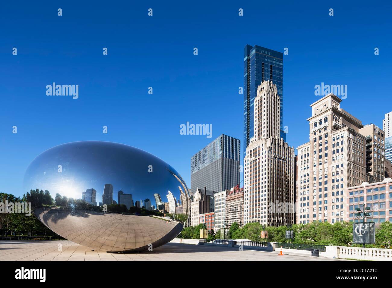 États-unis, Illinois, Chicago, vue de Cloud Gate sur à et T Plaza à Millennium Park et gratte-ciel en arrière-plan Banque D'Images