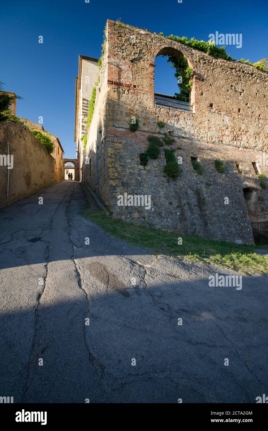 Italie, Toscane, Pienza, le Palazzo Piccolomini et allée Banque D'Images