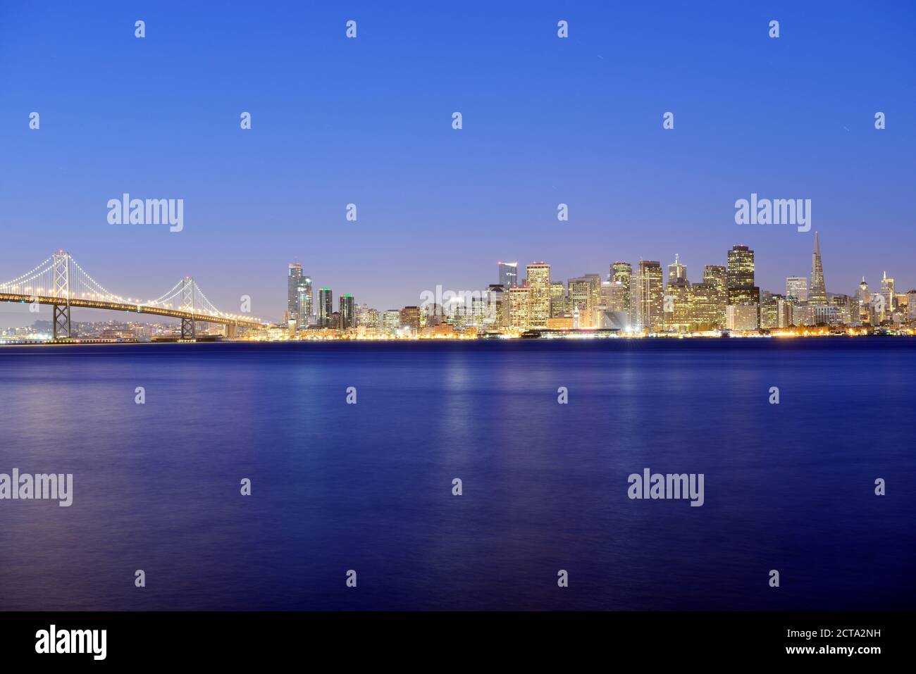 États-unis, Californie, San Francisco, Oakland Bay Bridge et du quartier financier de la ville dans l'heure bleue Banque D'Images