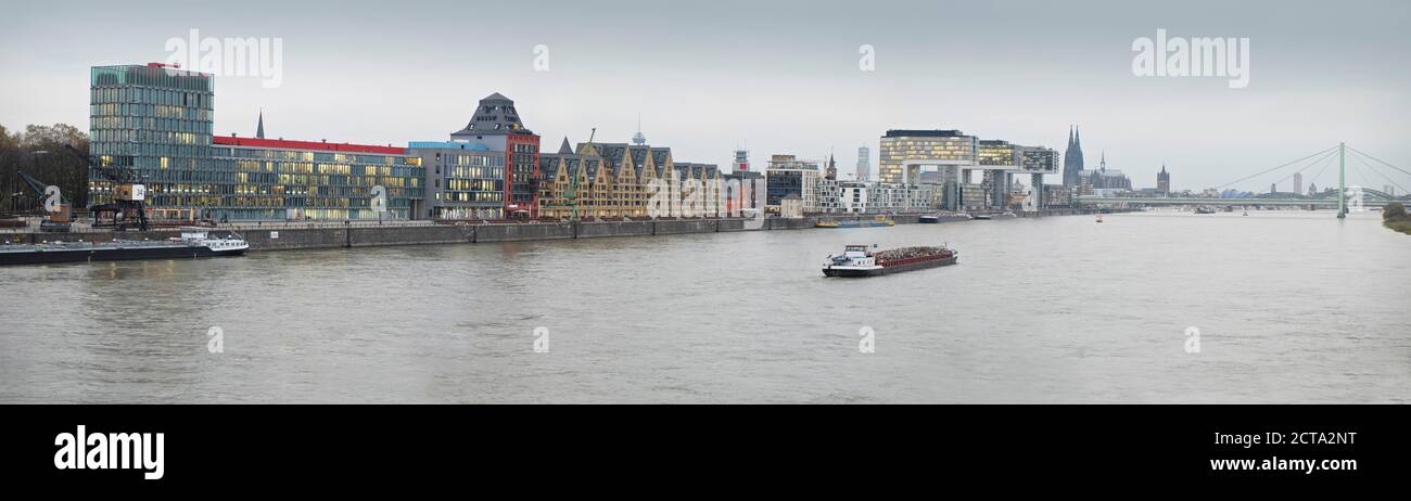 Allemagne, Cologne, port du Rhin avec maisons grue Banque D'Images