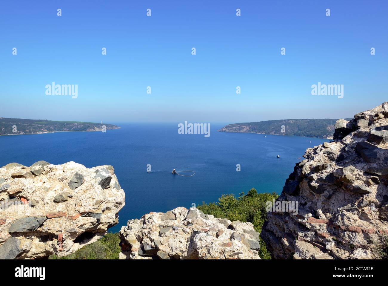 La Turquie, l'Anadolu Kavagi, vue de Yoros ruine du château de la mer Banque D'Images