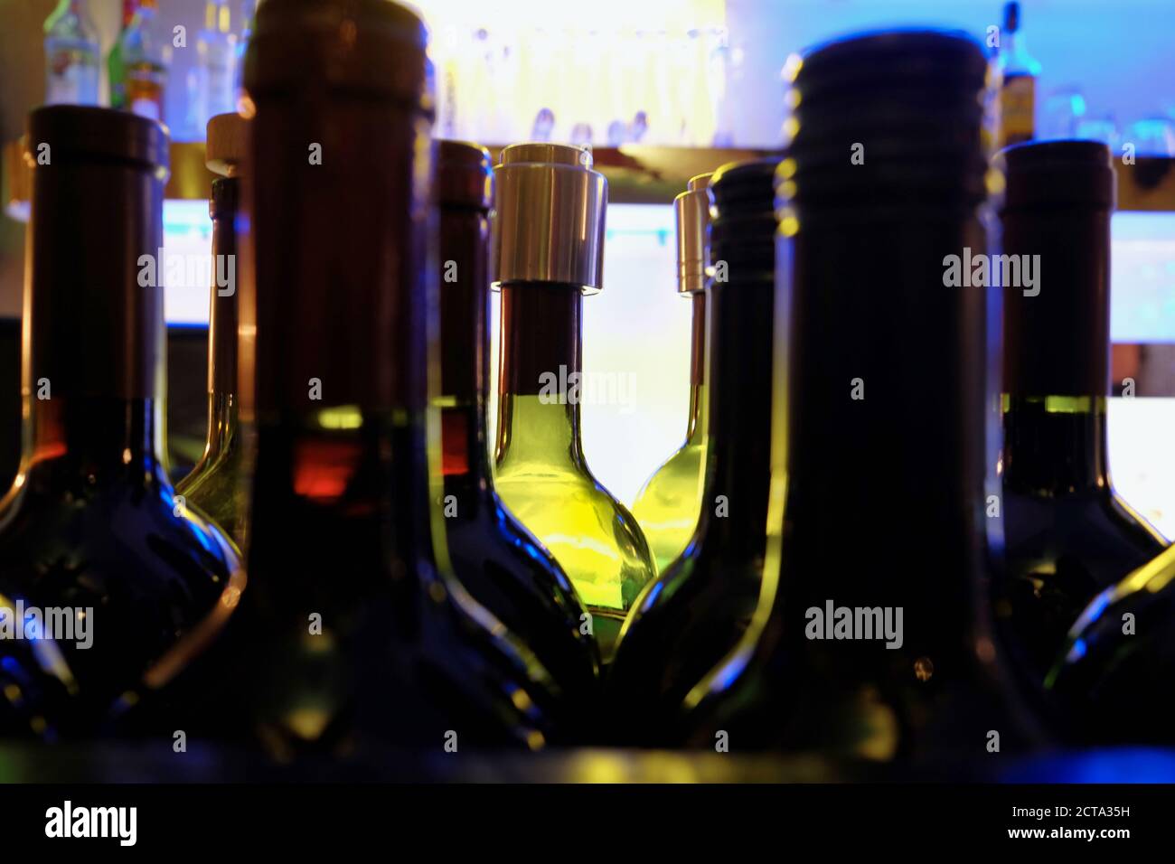 Allemagne, Wiesbaden, bouteilles en verre avec de l'alcool dans un bar de nuit Banque D'Images