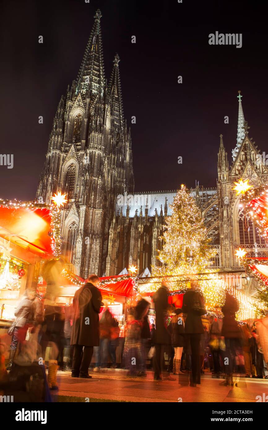 Allemagne, Hambourg, Cologne, marché de Noël à la cathédrale de Cologne par nuit Banque D'Images