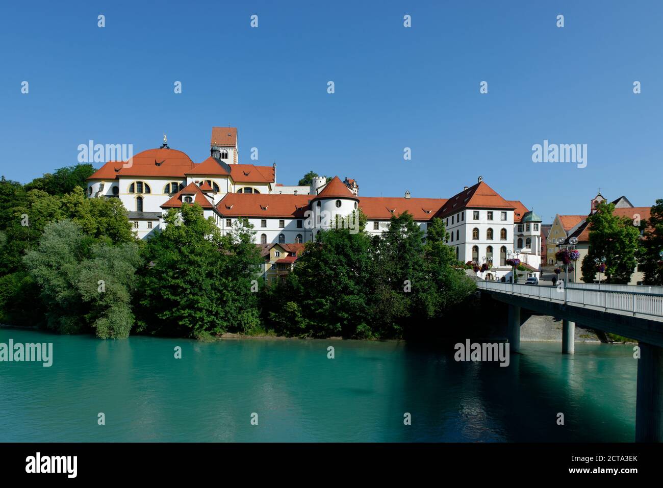 Allemagne, Bavière, Fussen, ancien monastère St Mang Hohes Schloss et à Lech river Banque D'Images