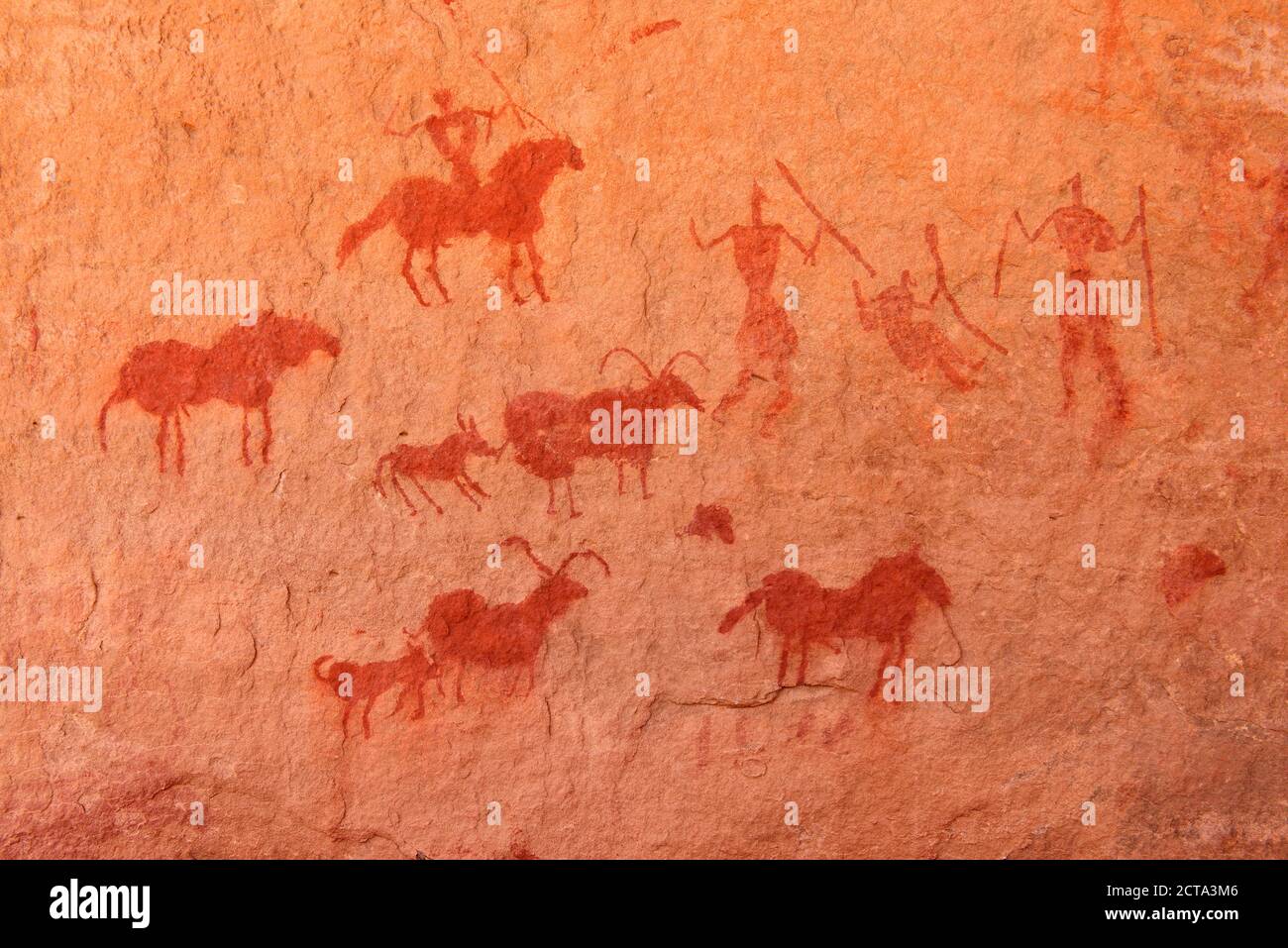 Afrique du Nord, Sahara, Algérie, Parc national de Tassili n'Ajjer, Tadrart, art rupestre néolithique, peinture rock de chevaux, cavaliers et chèvres Banque D'Images