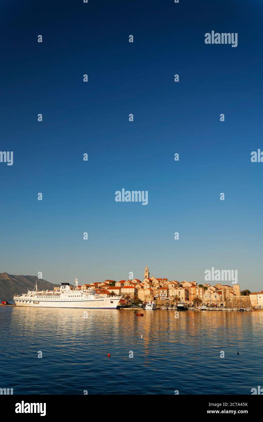 La Croatie, Dubrovnik-Neretva, l''île de Korcula, Korcula, paysage urbain et le port dans la soirée Banque D'Images