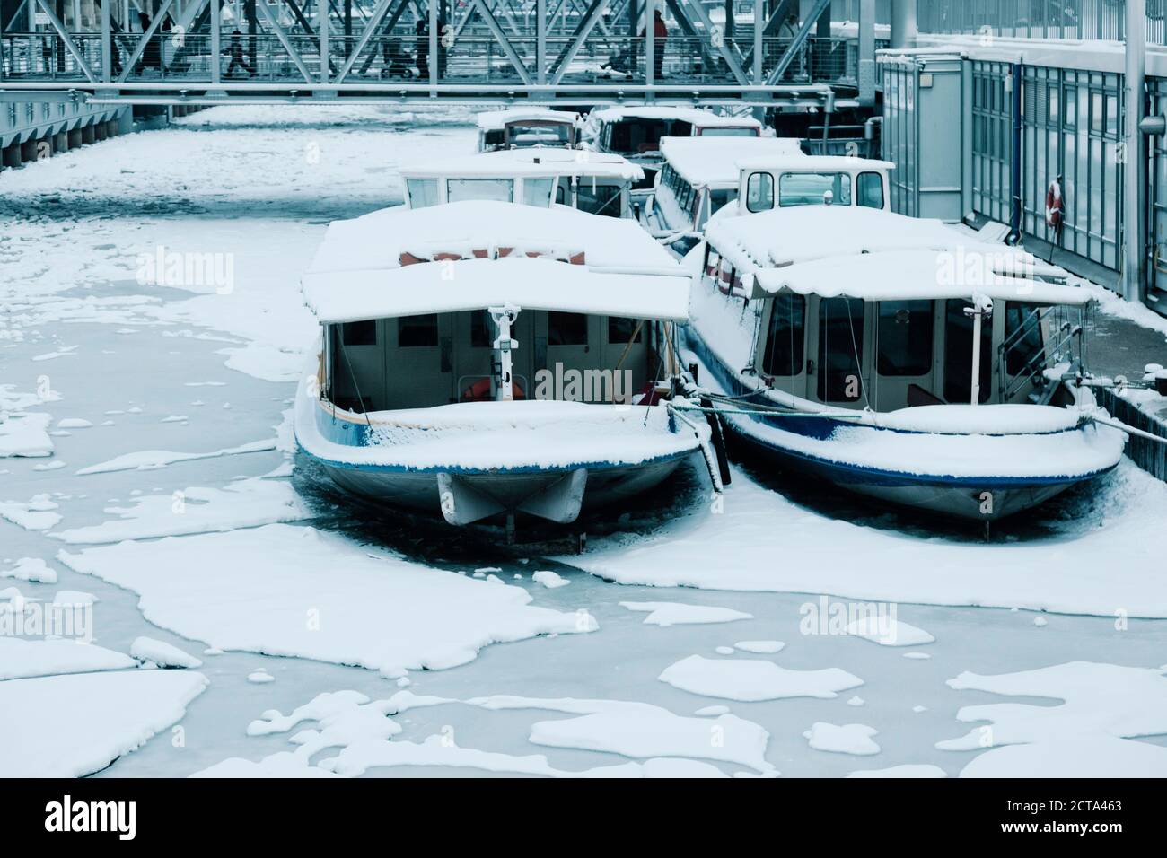 Allemagne, Hambourg, de barges en hiver à Niederhafen Banque D'Images