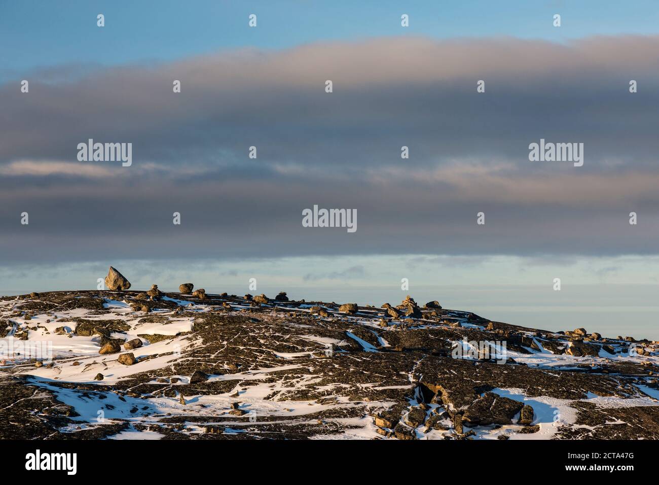 La Norvège, Karlebotn Varangerfjord, couvertes de neige, de roches de surface Banque D'Images