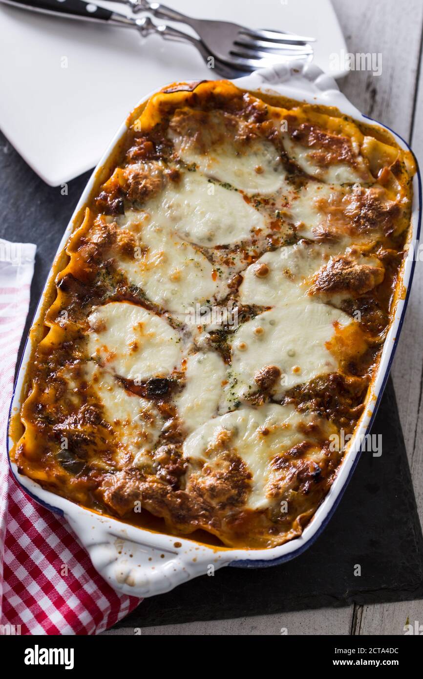 Lasagne Bolognese avec légumes et mozzarella Banque D'Images