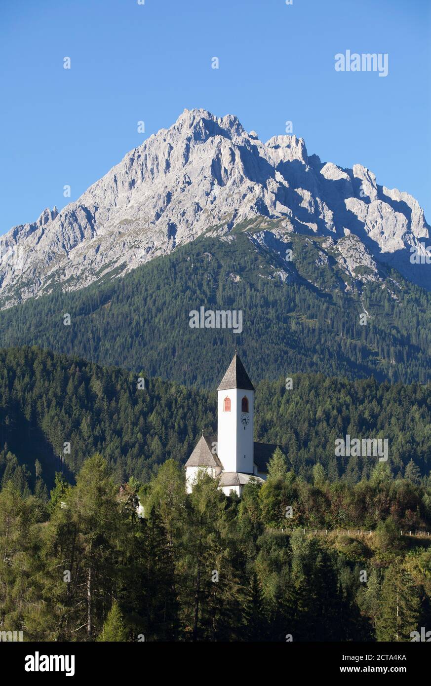 L'Italie, le Tyrol du Sud, Dobbiaco, l'église paroissiale et les Dolomites de Sexten Banque D'Images