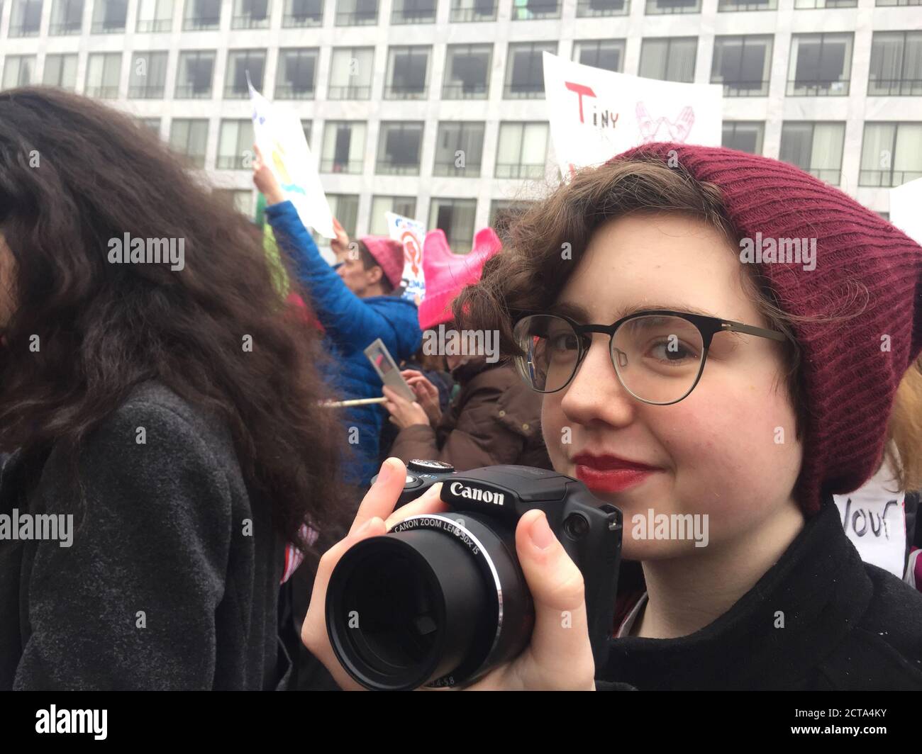 01/21/2017 Washington DC, Etats-Unis: La Marche des femmes - la jeune photographe féminine marche dans une manifestation de masse entourée de militants. Banque D'Images