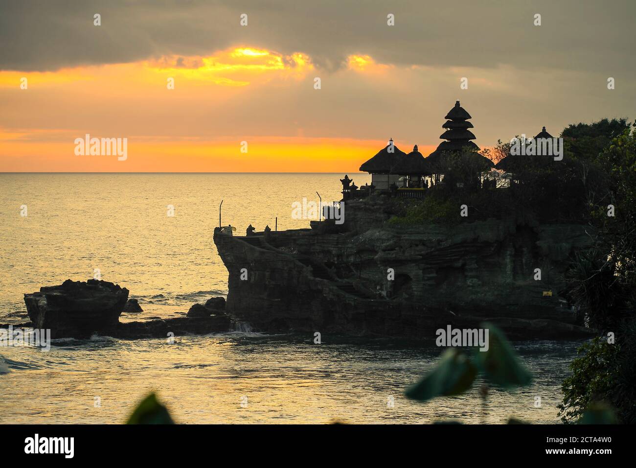 L'INDONÉSIE, Bali, temple de Tanah Lot au coucher du soleil Banque D'Images