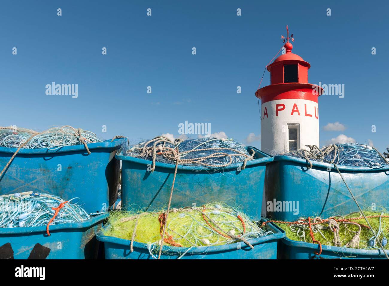 France, Bretagne, Landeda, Phare et des boîtes avec des filets de pêche à l'Harbour Banque D'Images